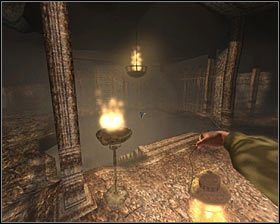 Zjechawszy do podziemi budynku, maszeruj przed siebie ciągnącym się od windy korytarzem - D2 - Wizyta w osławionym miejscu, w środku lasu (7) | Opis przejścia - Darkness Within 2: The Dark Lineage - poradnik do gry