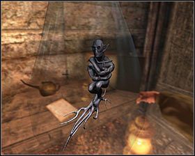 Po wyjściu z magazynu idź w prawo, tak dotrzesz ponownie do pokoju ze stolikiem i stojącą na nim zamkniętą szafeczką - D2 - Wizyta w osławionym miejscu, w środku lasu (8) | Opis przejścia - Darkness Within 2: The Dark Lineage - poradnik do gry