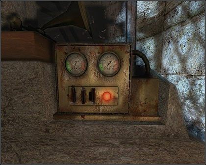 Doprowadzenie do pomyślnego finału zabawy z suwakami objawia się zaświeceniem na czerwono guzika po prawej, zniknięciem szumów (rzecz jasna) i możliwością wysłuchania nagrania z dysku - D2 - Wizyta w osławionym miejscu, w środku lasu (9) | Opis przejścia - Darkness Within 2: The Dark Lineage - poradnik do gry