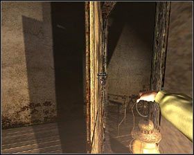 W piwnicy zwróć uwagę na palącą się po prawej lampę (nowe spostrzeżenie: Zapalona latarnia - D2 - Miejsce zwane Bramą (1) | Opis przejścia - Darkness Within 2: The Dark Lineage - poradnik do gry