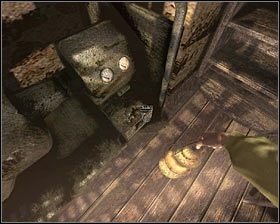 Zabierz stojący przy drzwiach kanister i przejdź w prawo - pod ścianą zlokalizujesz znany Ci agregat prądotwórczy - D2 - Miejsce zwane Bramą (1) | Opis przejścia - Darkness Within 2: The Dark Lineage - poradnik do gry