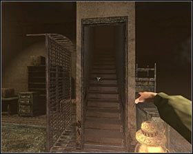 Przejdź do kolejnego pomieszczenia, w którym otwórz drzwi (po prawej) i dostań się na piwniczny korytarz, skąd wąskimi schodami w górę maszeruj do kuchni - D2 - Miejsce zwane Bramą (1) | Opis przejścia - Darkness Within 2: The Dark Lineage - poradnik do gry