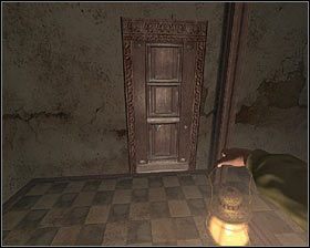 Z kuchni prowadzi czworo drzwi: dwoje po lewej - do jadalni, drzwi przy lodówce są zamknięte, a te na lewo od nich wiodą na korytarzyk, w którym jest dwoje kolejnych drzwi - D2 - Miejsce zwane Bramą (2) | Opis przejścia - Darkness Within 2: The Dark Lineage - poradnik do gry