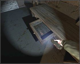 Rzuć okiem na samochód, po czym podejdź do warsztatu przy ścianie po lewej - D2 - Miejsce zwane Bramą (2) | Opis przejścia - Darkness Within 2: The Dark Lineage - poradnik do gry