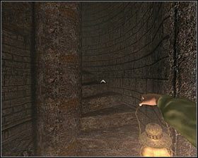 Dokończ przerwaną rozmowę ze znajdującym się w tym pomieszczeniu Loathem, w trakcie której otrzymasz metalowy element (pierwsza część medalionu), a kiedy Nolder wyjdzie, zabierz też leżący na postumencie sztylet - D3 - Tajemnice rodzinne (4) | Opis przejścia Darkness Within 2 The Dark Lineage - Darkness Within 2: The Dark Lineage - poradnik do gry