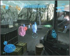 Idąc dalej balkonem wykończ kolejnych słabszych napastników z tarczami i towarzyszącego im Elite - Etap III- Oni- Sword Base (1) | Opis przejścia Halo Reach - Halo: Reach - poradnik do gry