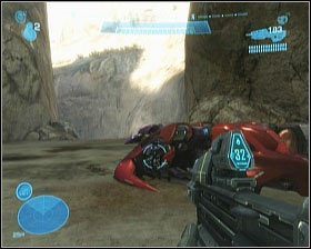 Opuszczamy budynek (próbując zabić uciekających przeciwników) i wsiadamy do pierwszego, czerwonego pojazdu (koniecznie tego, gdyż w ten sposób będziesz w posiadaniu mocnego działka plazmowego) - Etap V- On the Tip of the Spear (1) | Opis przejścia Halo Reach - Halo: Reach - poradnik do gry