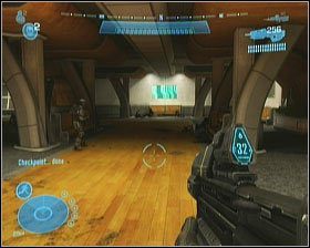 Po otwarciu się windy, wchodzimy do jej wnętrza i włączamy przełącznik, nie zwracając uwagi na świszczące kule - Etap VII- Exodus (1) | Opis przejścia Halo Reach - Halo: Reach - poradnik do gry