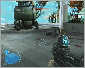 Teraz kierujemy się do północnego przełącznika przez łączący obydwie bazy pomost (przed momentem walczyłeś pod nim z Wraithem) - Etap VII- Exodus (3) | Opis przejścia Halo Reach - Halo: Reach - poradnik do gry