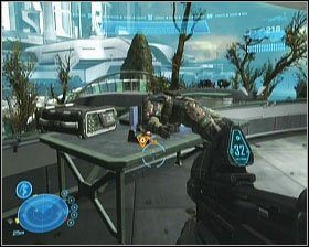 Guzik znajdować się będzie w pomieszczeniu, do którego można wejść drzwiami, lub też wlecieć (na lewym zdjęciu widać okno) - Etap VII- Exodus (3) | Opis przejścia Halo Reach - Halo: Reach - poradnik do gry