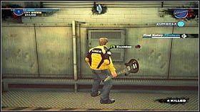 Po zapoznaniu się ze wszystkim, opuszczamy pomieszczanie i skręcamy w prawo - Wstęp (1) - Zadania główne - Dead Rising 2 - PC - poradnik do gry