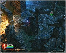 Na szczycie schodów, obok wejścia do świątyni, znajdziesz kolejne auto do wysadzenia - [Opis przejścia] Temple Grounds - cz. 2 | Lara Croft and the Guardian of Light - Lara Croft and the Guardian of Light - poradnik do gry