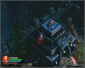 Po zdobyciu przedmiotu, wychodzimy na zewnątrz i korzystając z dzidy wskakujemy na dach komnaty wyzwań - [Opis przejścia] Temple Grounds - cz. 4 | Lara Croft and the Guardian of Light - Lara Croft and the Guardian of Light - poradnik do gry