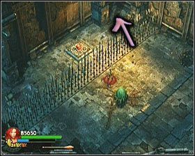 W pomieszczeniu tym znajduje się również druga ukryta urna (wskazana przez strzałkę), strzelające pułapki oraz Czaszka [#07] - [Opis przejścia] Flooded Passage - cz. 2 | Lara Croft and the Guardian of Light - Lara Croft and the Guardian of Light - poradnik do gry