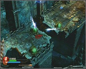 Nieco dalej raz jeszcze zostaniemy zaatakowani przez przeciwników z kolumn - [Opis przejścia] The Jaws of Death - cz. 2 - Lara Croft and the Guardian of Light - poradnik do gry
