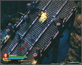 Za zadanie masz uciekać w górę schodów, podczas gdy jego fragmenty (za plecami bohaterki) będą wysadzane - [Opis przejścia] Twisting Bridge - cz. 3 | Lara Croft and the Guardian of Light - Lara Croft and the Guardian of Light - poradnik do gry