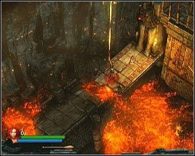 Teraz już możesz wrócić do płonącej ściany i zeskoczyć po niej na dół (znów korzystając z wcześniej wbitej dzidy) i udać się w górę ekranu - [Opis przejścia] Fiery Depths - cz. 1 | Lara Croft and the Guardian of Light - Lara Croft and the Guardian of Light - poradnik do gry