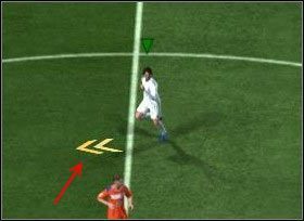 Żółte strzałki pokazują, w którą stronę powinieneś biec - Co robić na boisku w FIFA 11? | Zostań gwiazdą - FIFA 11 - poradnik do gry