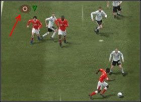 Wciśnij A , aby otrzymać zwykłe podanie lub Y - prostopadłe (nad Tobą pokaże się znaczek widoczny na screenie) - Co robić na boisku w FIFA 11? | Zostań gwiazdą - FIFA 11 - poradnik do gry