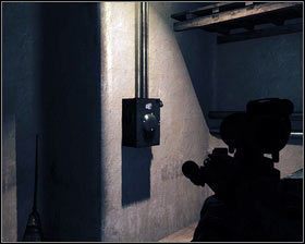 Jak tylko drzwi się otworzą, zabijamy przeciwnika za kartonami z prawej [1] - Wejście (1) | Opis przejścia Medal of Honor - Medal of Honor - poradnik do gry