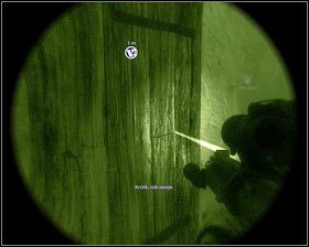 Po walce wchodzimy po schodach na górę [1], gdzie tuż za rogiem czeka na nas kolejny Talib - Wejście (2) | Opis przejścia Medal of Honor - Medal of Honor - poradnik do gry