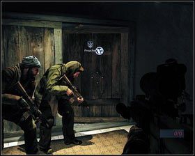 Po opadnięciu dymu, przebiegamy przez nią i zbijamy dwóch Talibów - Wejście (3) | Opis przejścia Medal of Honor - Medal of Honor - poradnik do gry