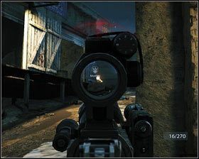 Zabijamy szybko tych wychodzących z drewnianego magazynu [1], a następnie kolejnych za rogiem z prawej [2] - Wejście (3) | Opis przejścia Medal of Honor - Medal of Honor - poradnik do gry