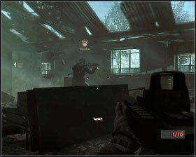 W środku [1], cały czas trzymając się lewej strony, powinniśmy bez problemu oflankować [2], a następnie wykończyć grupkę Arabów - Wejście (4) | Opis przejścia Medal of Honor - Medal of Honor - poradnik do gry