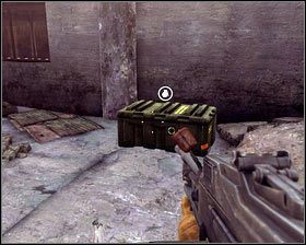 W pierwszej kolejności likwidujemy tych stojących na budynkach [1], gdyż jeden z nich jest uzbrojony w RPG - Przebicie do Bagramu (2) | Opis przejścia Medal of Honor - Medal of Honor - poradnik do gry