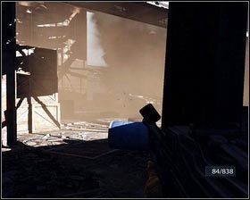 W pewnym momencie do pomieszczenia wjedzie samochód z CKMem na dachu [1] - Przebicie do Bagramu (2) | Opis przejścia Medal of Honor - Medal of Honor - poradnik do gry