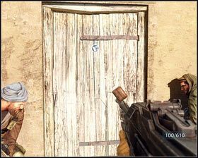 Po oczyszczeniu terenu, zeskakujemy na dół [1], biegniemy do drzwi przed nami i wyważamy je kopniakiem [2] - Przebicie do Bagramu (3) | Opis przejścia Medal of Honor - Medal of Honor - poradnik do gry