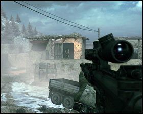 Gdy zobaczymy ciężarówkę, czekamy aż większość strażników odejdzie na bezpieczną odległość [1] i zabijamy przeciwnika stojącego w drzwiach [2] - Biegnący z wilkami... (2) | Opis przejścia Medal of Honor - Medal of Honor - poradnik do gry