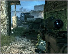 Dopiero jak otrzymamy odpowiedni rozkaz, ściągamy jednego ze stojących przed nami wrogów [1] - Biegnący z wilkami... (2) | Opis przejścia Medal of Honor - Medal of Honor - poradnik do gry