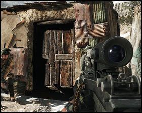 Po dłuższym marszu [1] dotrzemy do chaty, w której Talibowie przygotowali pułapkę [2] - Brzuch bestii (2) | Opis przejścia Medal of Honor - Medal of Honor - poradnik do gry