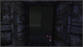 Ze skrzyni stojącej nieopodal bierzemy zapałki [1] a potem udajemy się do mrocznego korytarza (drugie wyjście z pomieszczenia) - Amnesia Mroczny Obłęd: Old Archives | Opis przejścia - Amnesia: Mroczny Obłęd - poradnik do gry