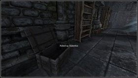 Teraz wchodzimy do wysokiego korytarza opatrzonego łukiem nad wejściem [1] - tutaj otwieramy skrzynię i zabieramy jej zawartość (na środkowym regale są też zapałki ) - Amnesia Mroczny Obłęd: Entrance Hall - Laboratory | Opis przejścia - Amnesia: Mroczny Obłęd - poradnik do gry