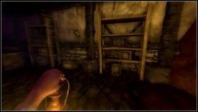 Żeby otworzyć właz musimy najpierw usunąć patyk, który blokuje mechanizm pod sufitem - Amnesia Mroczny Obłęd: Entrance Hall - Refinery | Opis przejścia - Amnesia: Mroczny Obłęd - poradnik do gry
