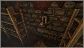 Zaraz po wejściu do pierwszej części piwnicy wskakujemy na skrzynię i rozglądamy się - oprócz dalszego fragmentu korytarza zobaczymy wejście w bocznym murze - Amnesia Mroczny Obłęd: Cellar Archives | Opis przejścia - Amnesia: Mroczny Obłęd - poradnik do gry