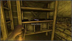 W magazynie jest ciemno jak w smole, więc warto zapalić tu kilka pochodni i świec - Amnesia Mroczny Obłęd: Back Hall - Storage | Opis przejścia - Amnesia: Mroczny Obłęd - poradnik do gry