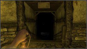 W okolicy na pewno będzie kręcił się potwór - musimy ukryć się przed nim i poczekać aż sobie pójdzie - Amnesia Mroczny Obłęd: Back Hall - Storage | Opis przejścia - Amnesia: Mroczny Obłęd - poradnik do gry