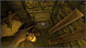 Druga komnata (z uchylonymi drzwiami) [1] zawiera dwa pudełka zapałek na szafkach i skrzynię z zapałkami, olejem i miksturą - Amnesia Mroczny Obłęd: Back Hall - Storage | Opis przejścia - Amnesia: Mroczny Obłęd - poradnik do gry