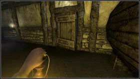 W trzecim pokoju (naprzeciwko wejścia) znajdziemy kolejne zapałki i ważny przedmiot - drugi fragment wiertła (Drill Part ), ukryty za skrzynkami na półce - Amnesia Mroczny Obłęd: Back Hall - Storage | Opis przejścia - Amnesia: Mroczny Obłęd - poradnik do gry