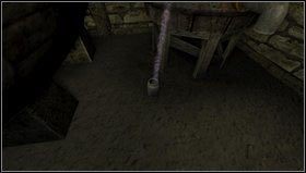 Składamy wiertło (łącząc części w plecaku) i szukamy wielkich beczek stojących w rogach - są opisane jako: pierwsza (Primary) i druga (Secondary) - Amnesia Mroczny Obłęd: Back Hall - Storage | Opis przejścia - Amnesia: Mroczny Obłęd - poradnik do gry