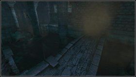 Dotrzemy do zaworu w rogu pomieszczenia - bierzemy tu notatkę i przekręcamy mechanizm - Amnesia Mroczny Obłęd: Entrance to the Cistern 2 | Opis przejścia - Amnesia: Mroczny Obłęd - poradnik do gry