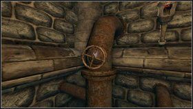 Gdy wbiegniemy po schodkach zatrzymujemy się - dalsza droga jest niebezpieczna przez gaz ulatniający się z trzech rur - Amnesia Mroczny Obłęd: Entrance to the Cistern 2 | Opis przejścia - Amnesia: Mroczny Obłęd - poradnik do gry