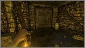 W środku jest kilka przedmiotów, w tym notatka i cysterna z paliwem do lampy (przełączniki na razie nie działają - zapamiętujemy jednak to miejsce) - Amnesia Mroczny Obłęd: Nave 1 | Opis przejścia - Amnesia: Mroczny Obłęd - poradnik do gry