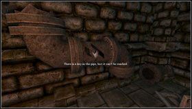 Mając wiaderko możemy nabrać wody ze studni na środku (podciągamy linę, mocujemy wiadro, opuszczamy i wyciągamy) - Amnesia Mroczny Obłęd: Chancel, Cells | Opis przejścia - Amnesia: Mroczny Obłęd - poradnik do gry