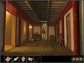 Zawieś lampion na gwoździu wbitym w górną część czerwonego drewnianego słupa (na prawo od drzwi) - Rozdział I - Zaginiony przyjaciel (2) | Opis przejścia Lost Horizon - Lost Horizon - poradnik do gry