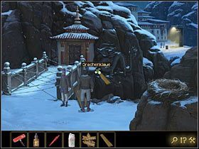 By dostać się pod drzwi, jedną z desek oprzyj o odpływ z prawej strony mostu, kolejną o pazury rzeźby smoka w głębi po prawej - Rozdział II - Sekret w górach (4) | Opis przejścia Lost Horizon - Lost Horizon - poradnik do gry