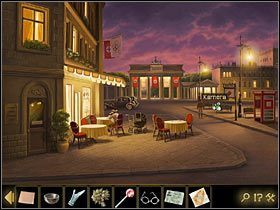 Posmaruj plakat z zakazem fotografowania lepkim lizakiem i przyklej go na znaku drogowym obok budki telefonicznej - Rozdział IV - W jaskini lwa (2) | Opis przejścia Lost Horizon - Lost Horizon - poradnik do gry